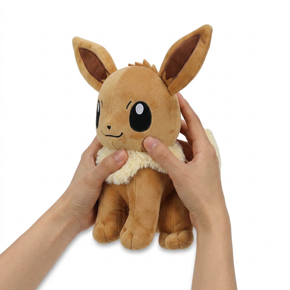 Peluche Évoli 30 cm tenue dans les mains