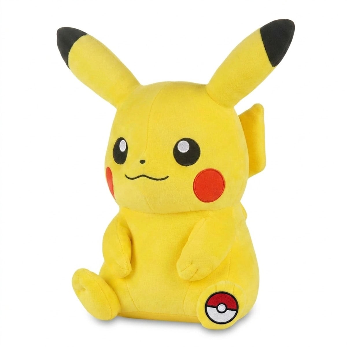 Peluche Pikachu avec badge prouvant l'authenticité du produit.