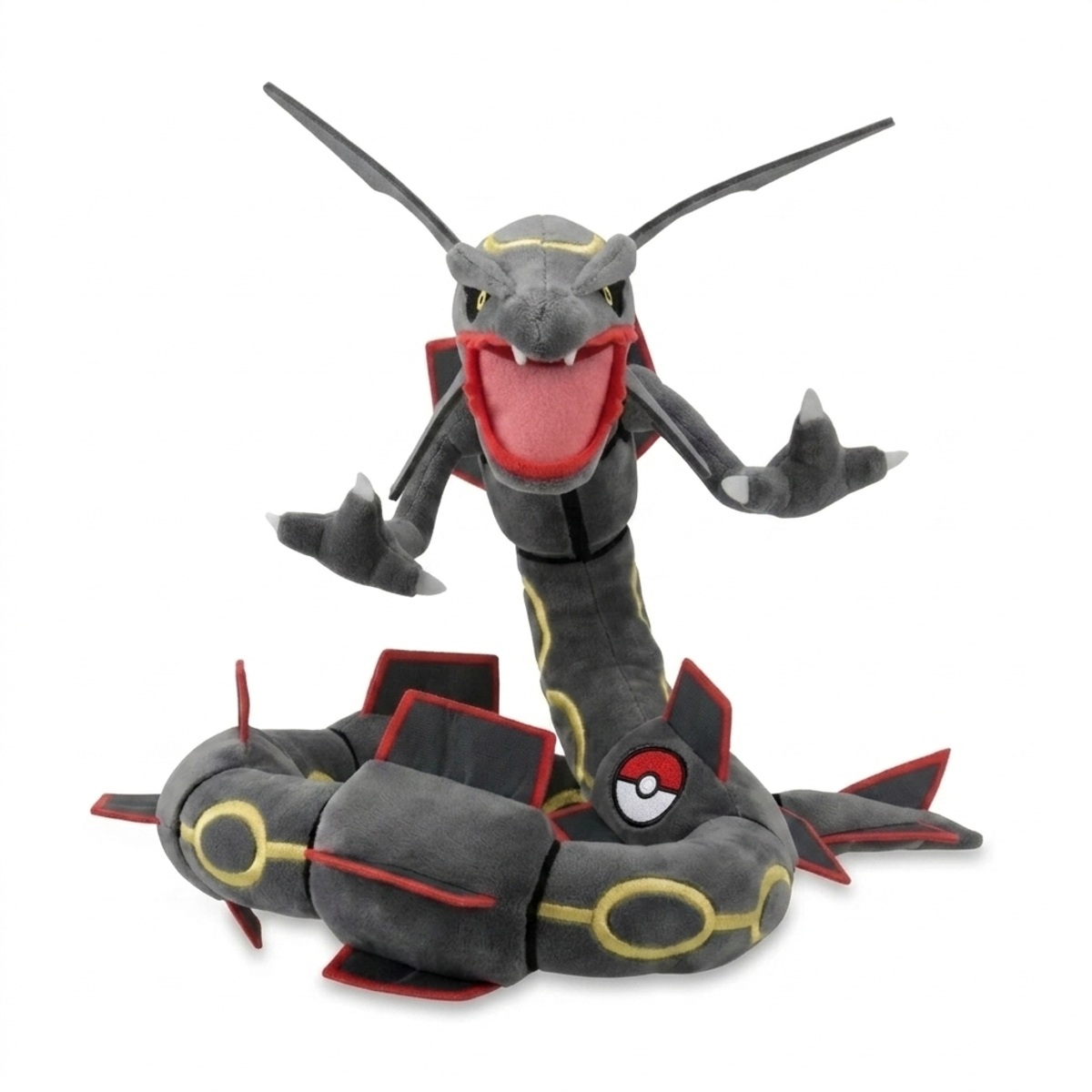 Peluche Rayquaza avec badge prouvant l'authenticité du produit.