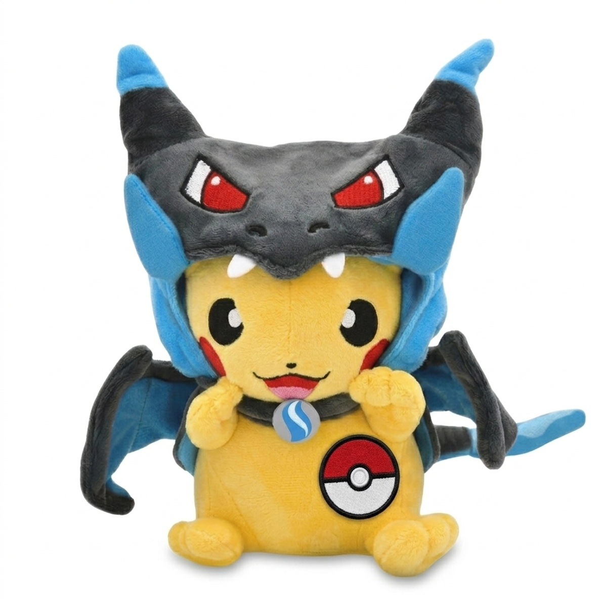 Peluche Pikachu avec badge prouvant l'authenticité du produit.