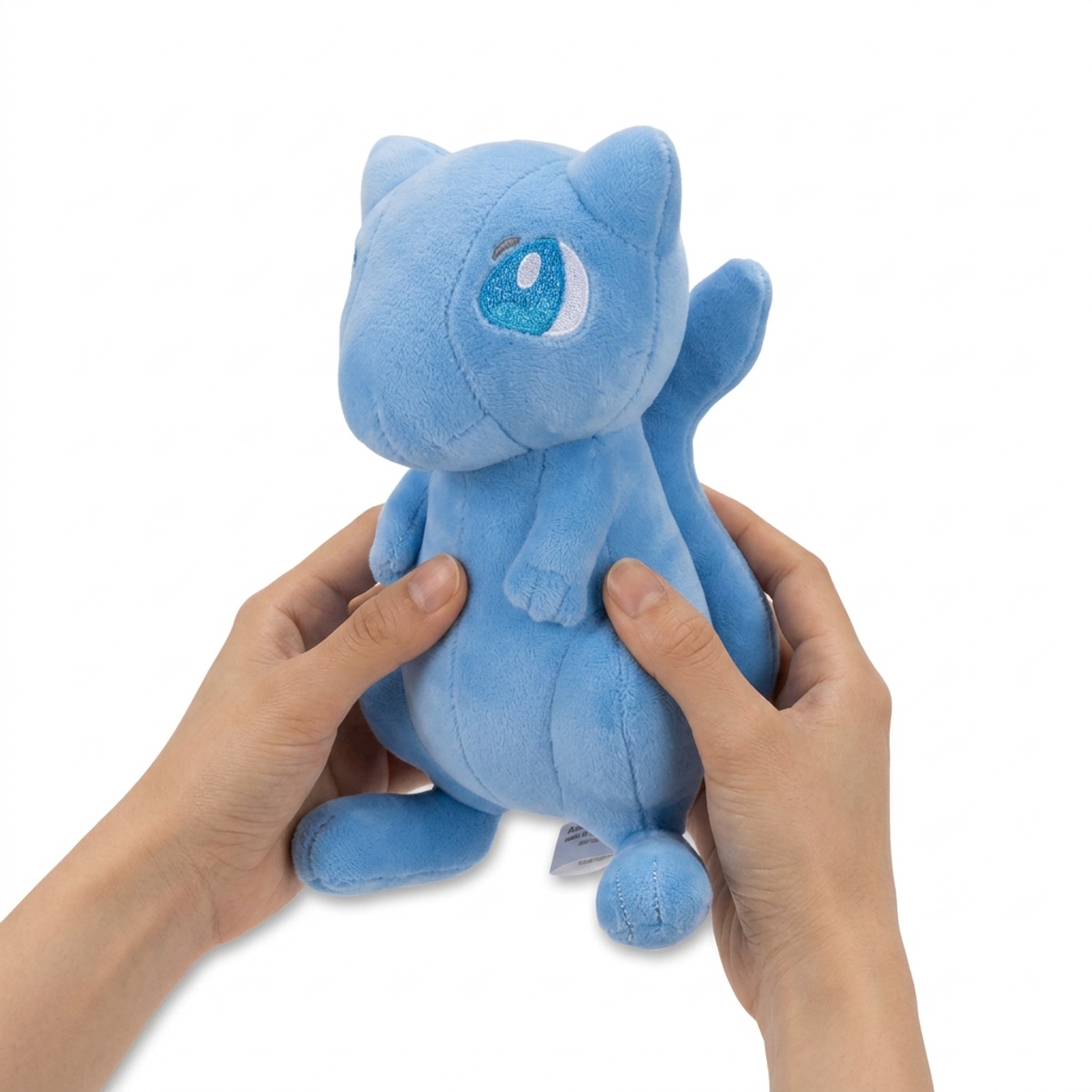 Peluche Mew Shiny tenue dans les mains