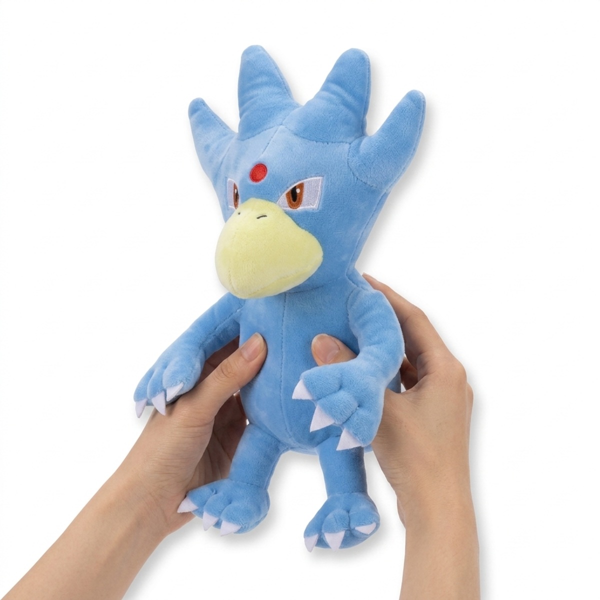 Peluche Akwakwak tenue dans les mains