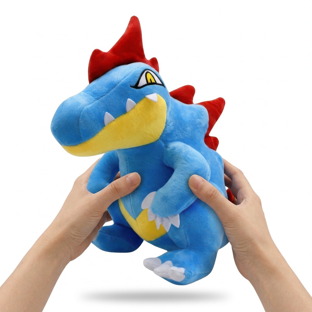 Peluche Aligatueur tenue dans les mains