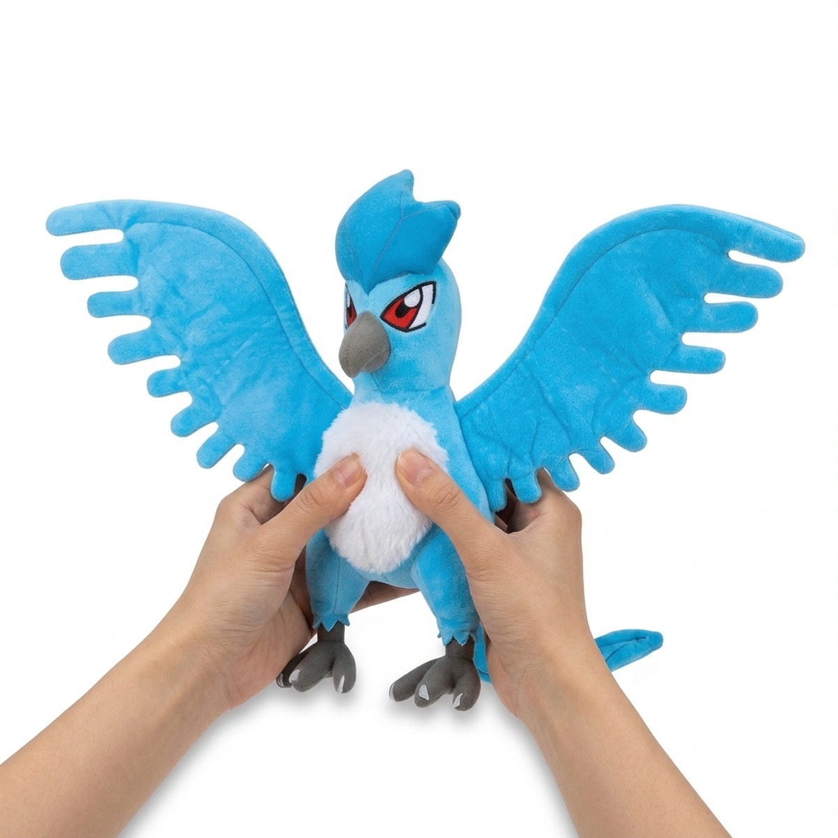 Peluche Artikodin tenue dans les mains
