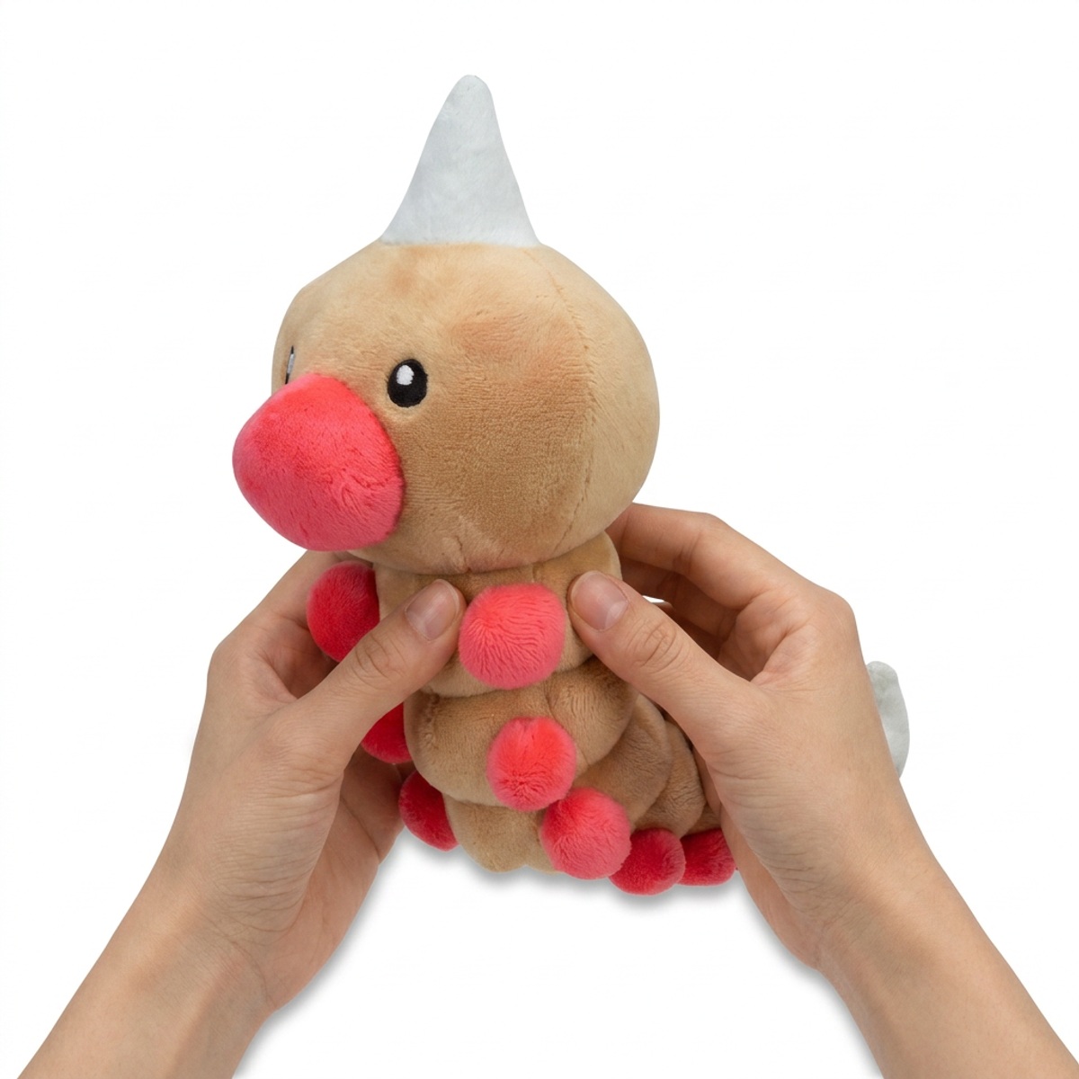 Peluche Aspicot tenue dans les mains
