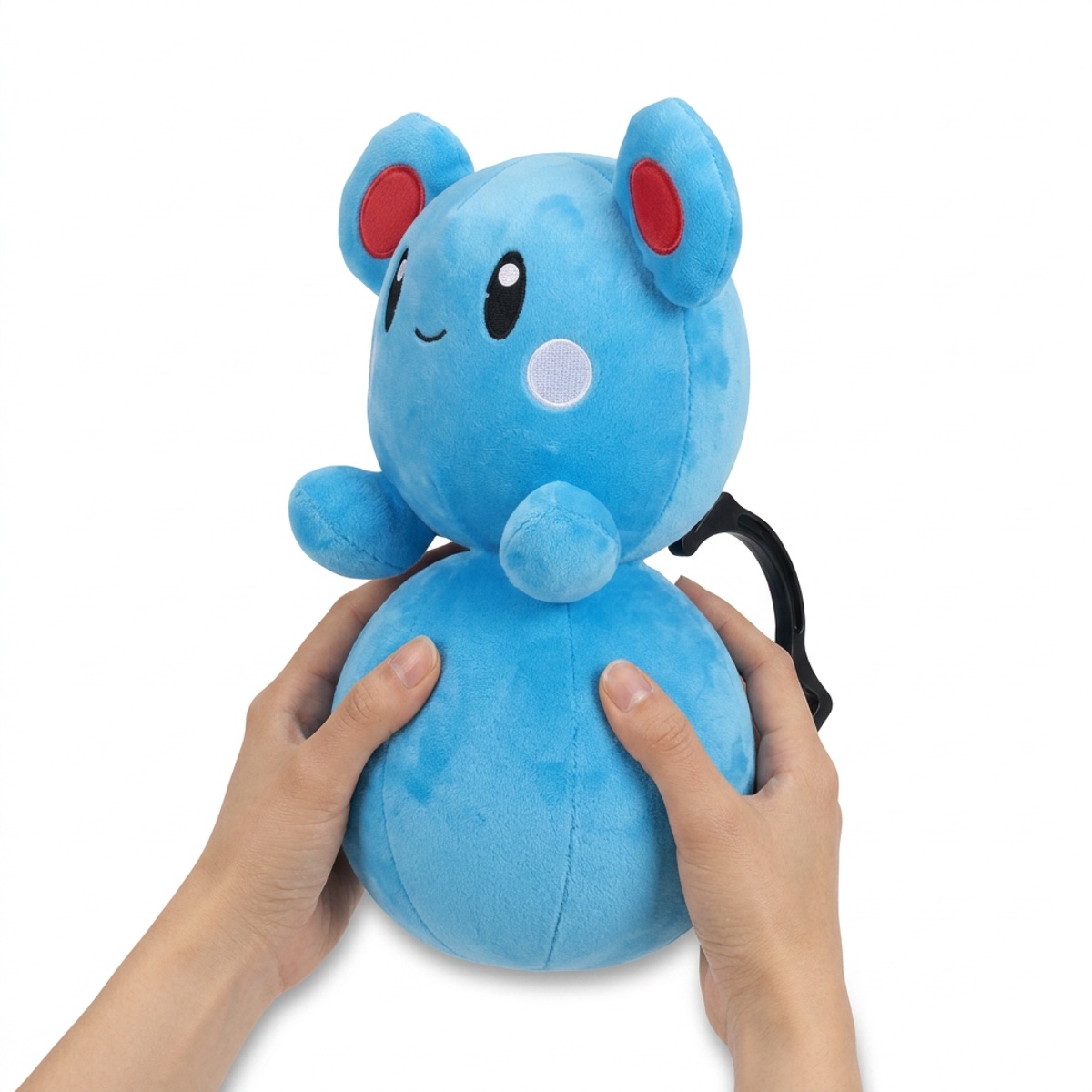Peluche Azurill tenue dans les mains