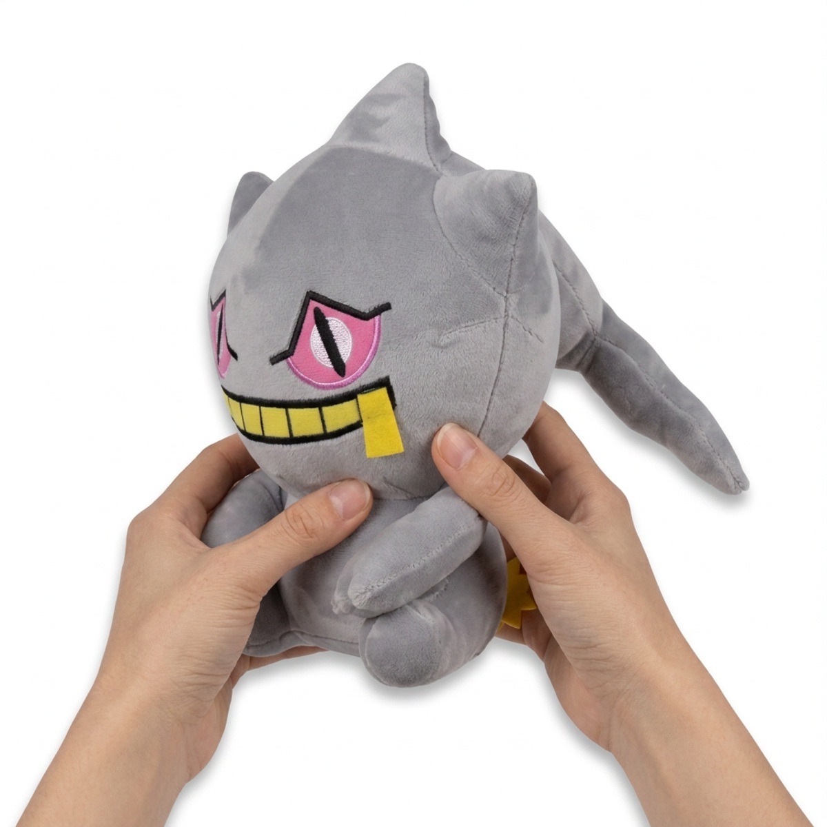 Peluche Branette tenue dans les mains