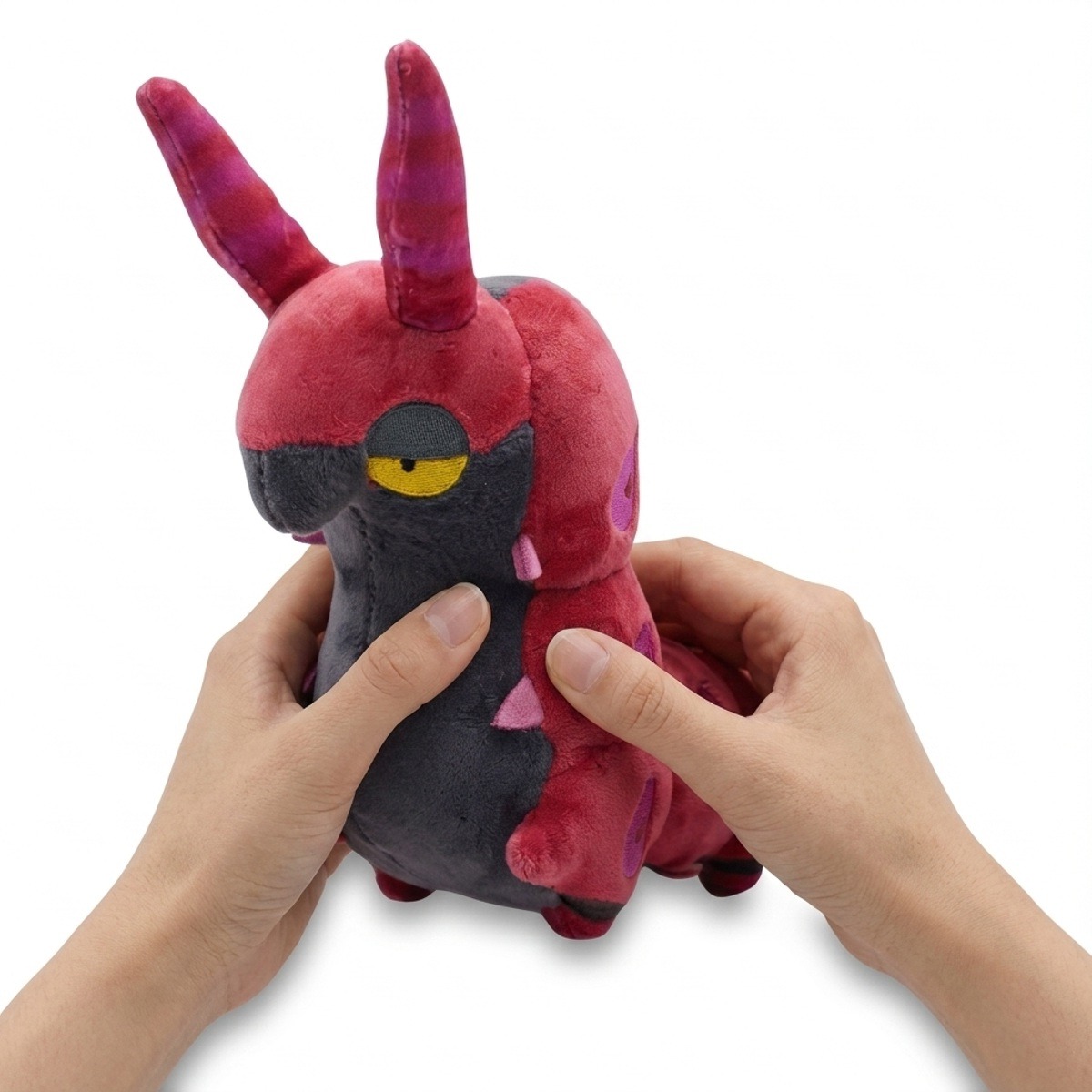 Peluche Brutapode tenue dans les mains
