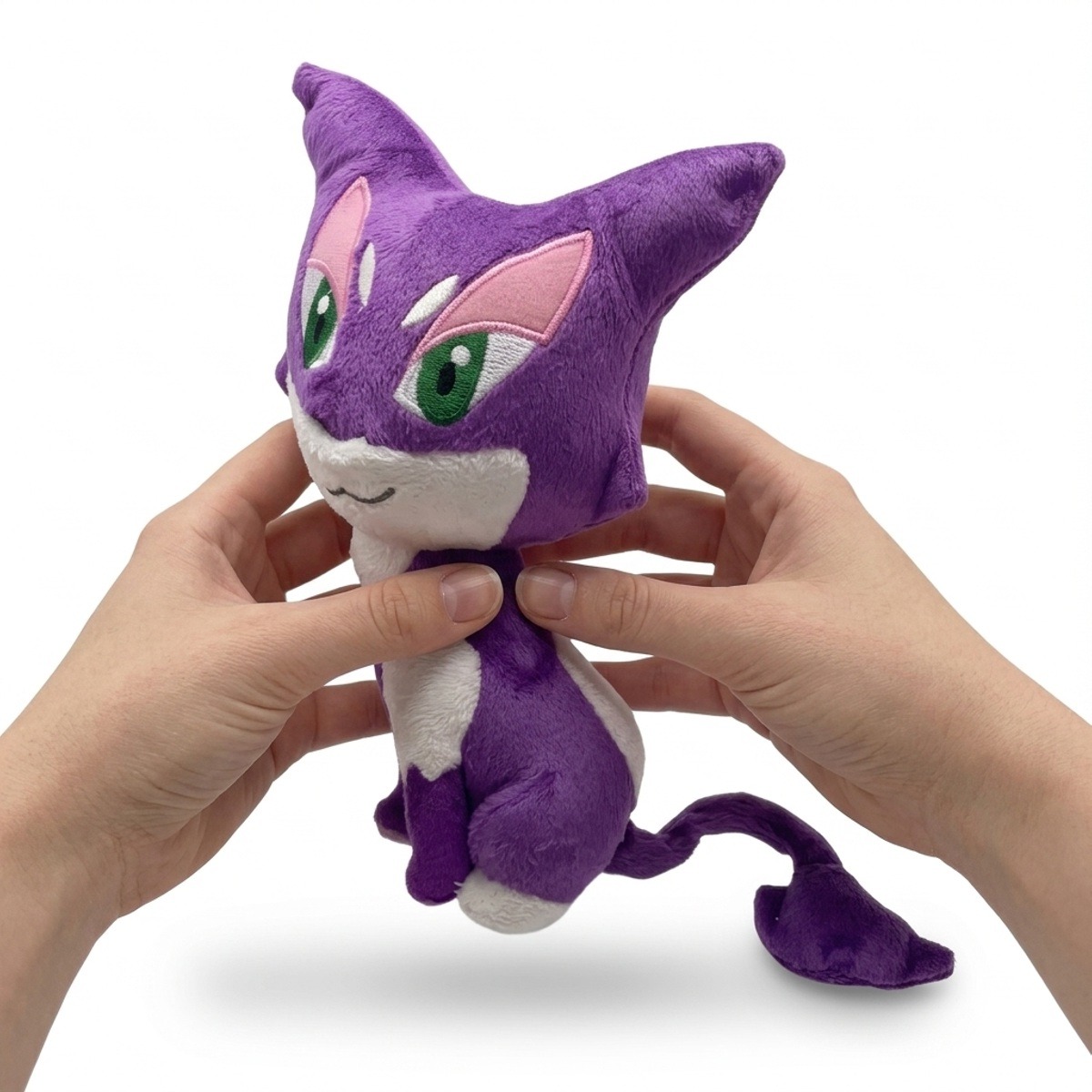 Peluche Chacripan tenue dans les mains