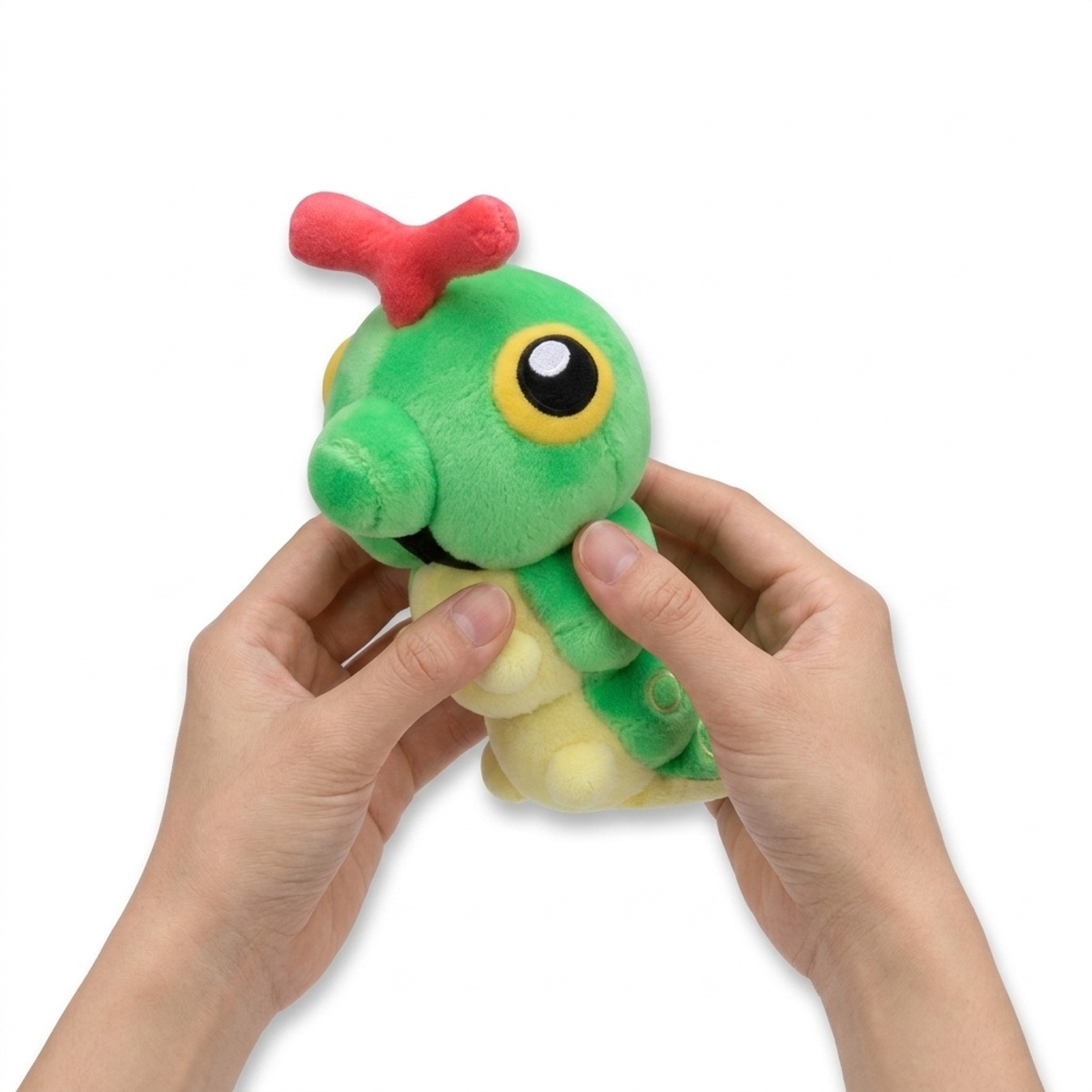 Peluche Chenipan tenue dans les mains