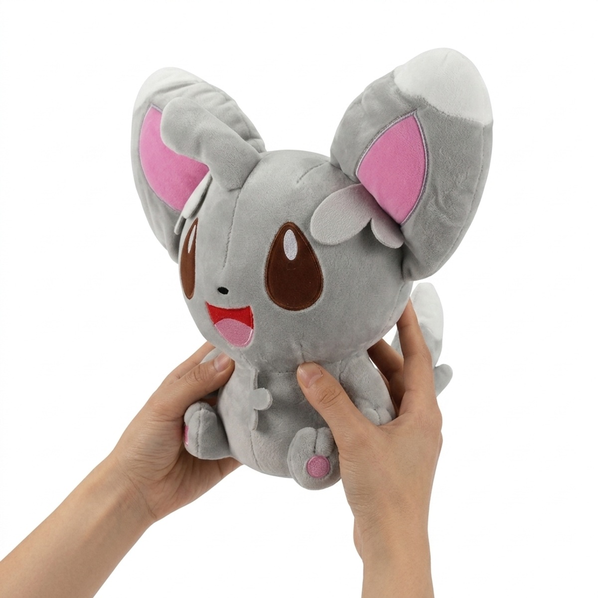 Peluche Chinchidou tenue dans les mains