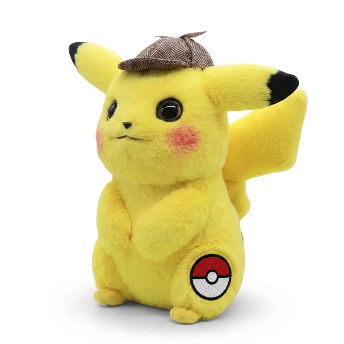 Peluche Pikachu avec badge prouvant l'authenticité du produit.