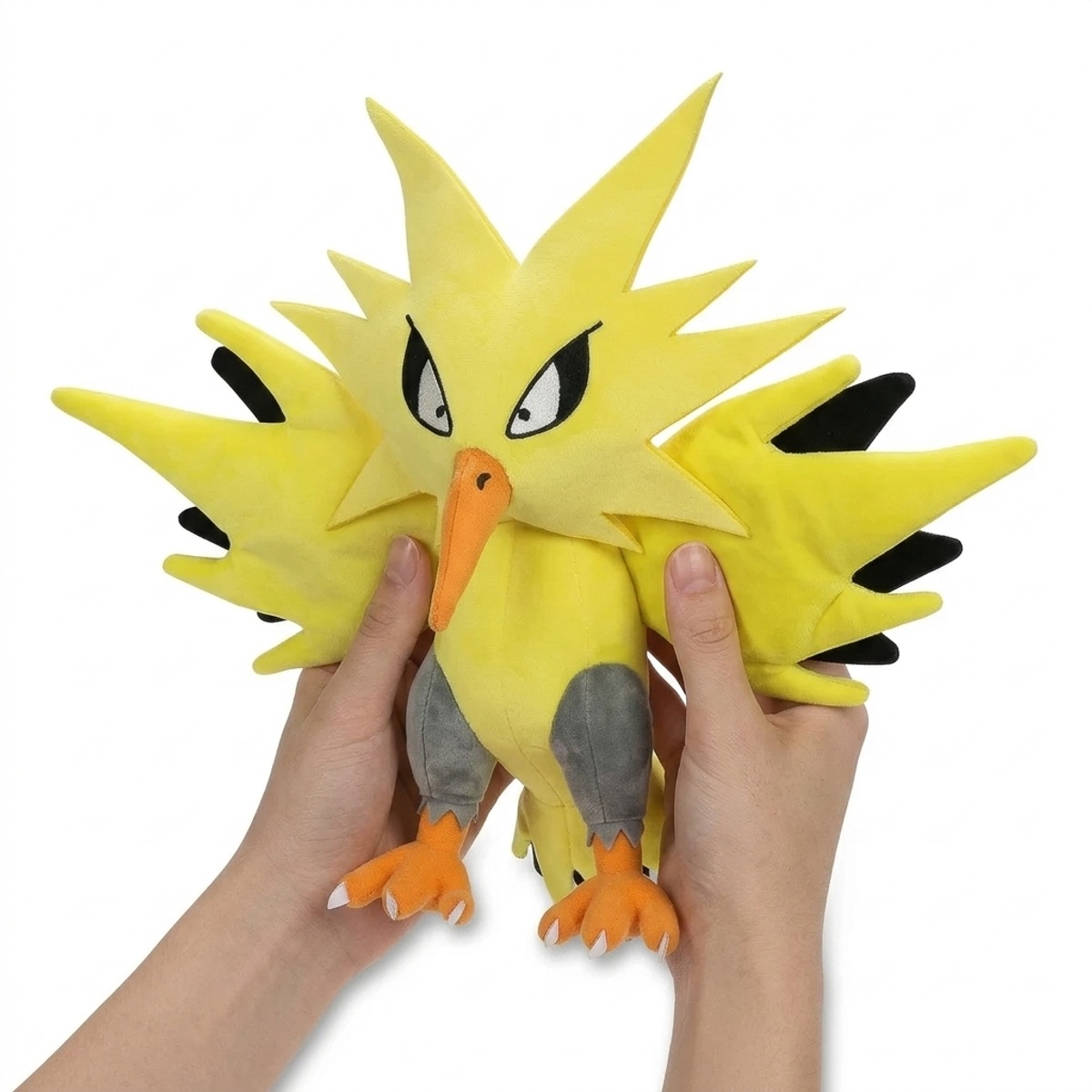 Peluche Électhor tenue dans les mains
