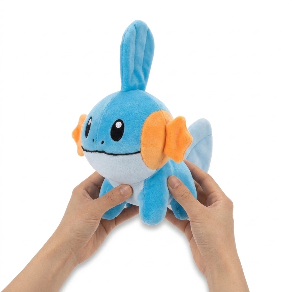 Peluche Gobou tenue dans les mains