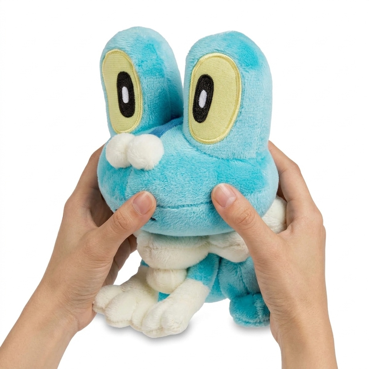 Peluche Grenousse tenue dans les mains