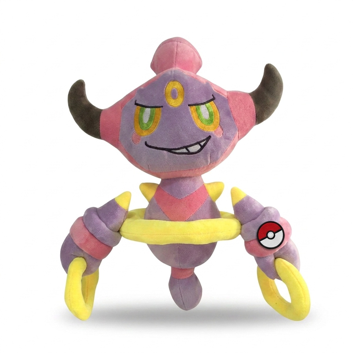 Peluche Hoopa avec badge prouvant l'authenticité du produit.