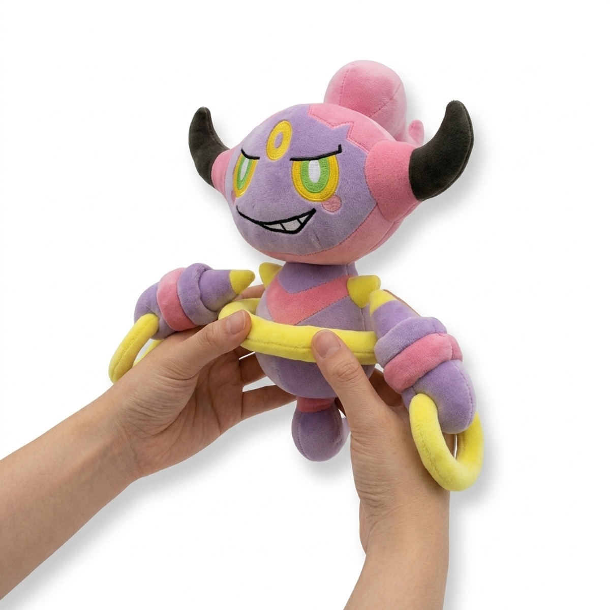 Peluche Hoopa tenue dans les mains