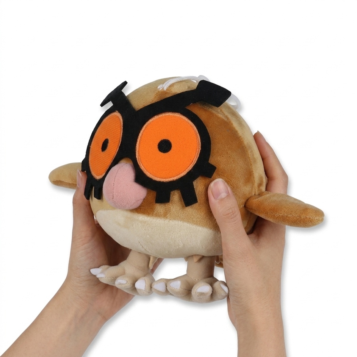 Peluche Hoothoot tenue dans les mains