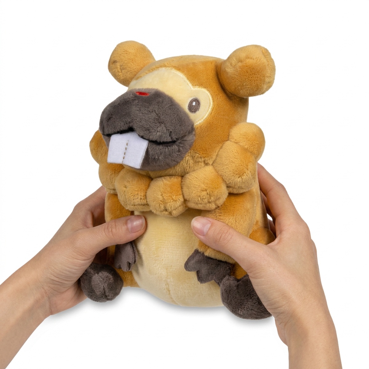 Peluche Keunotor tenue dans les mains
