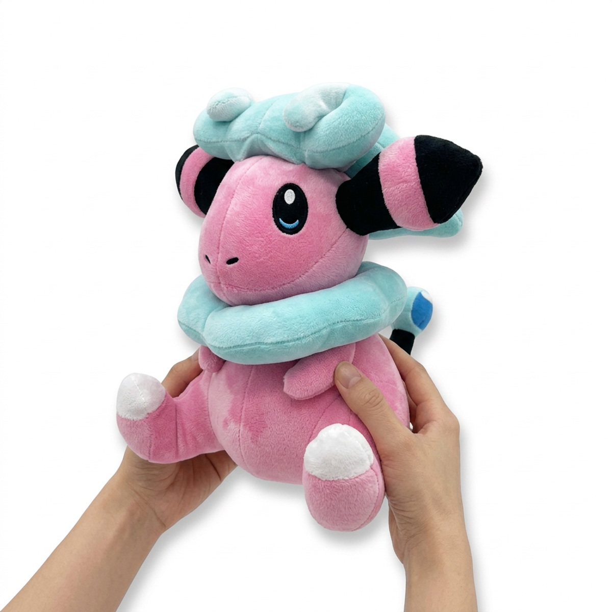 Peluche Lainergie tenue dans les mains