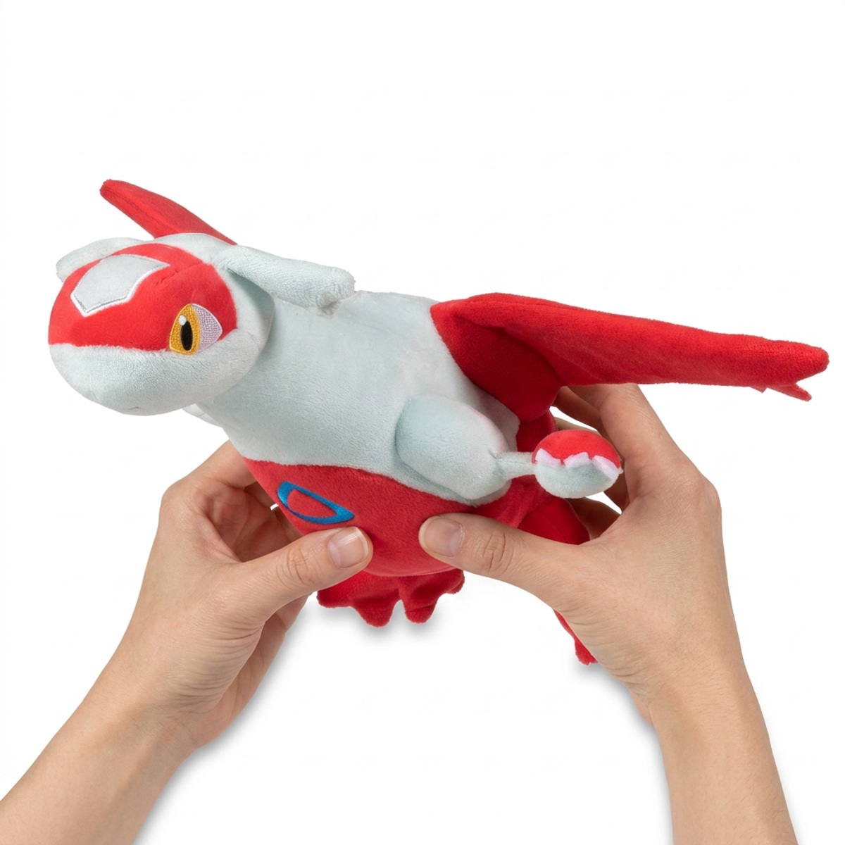 Peluche Latias tenue dans les mains