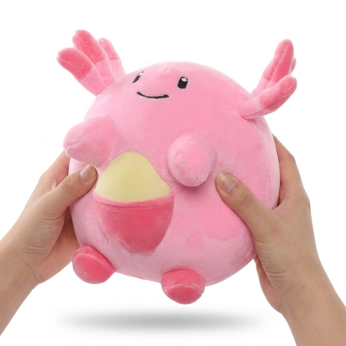 Peluche Leveinard tenue dans les mains