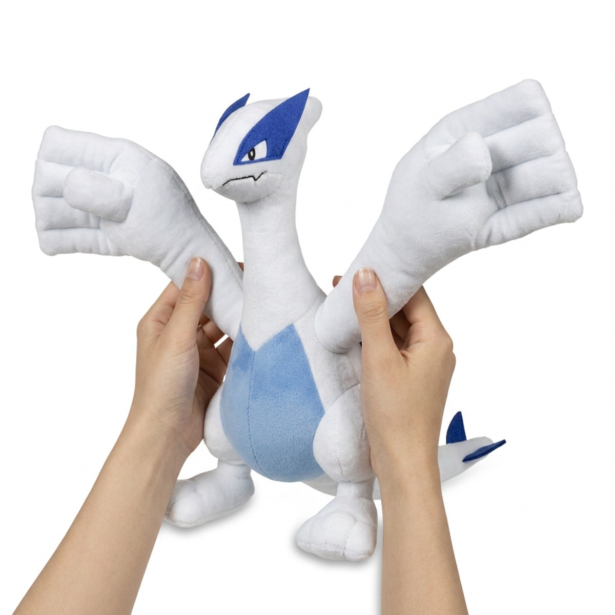 Peluche Lugia tenue dans les mains