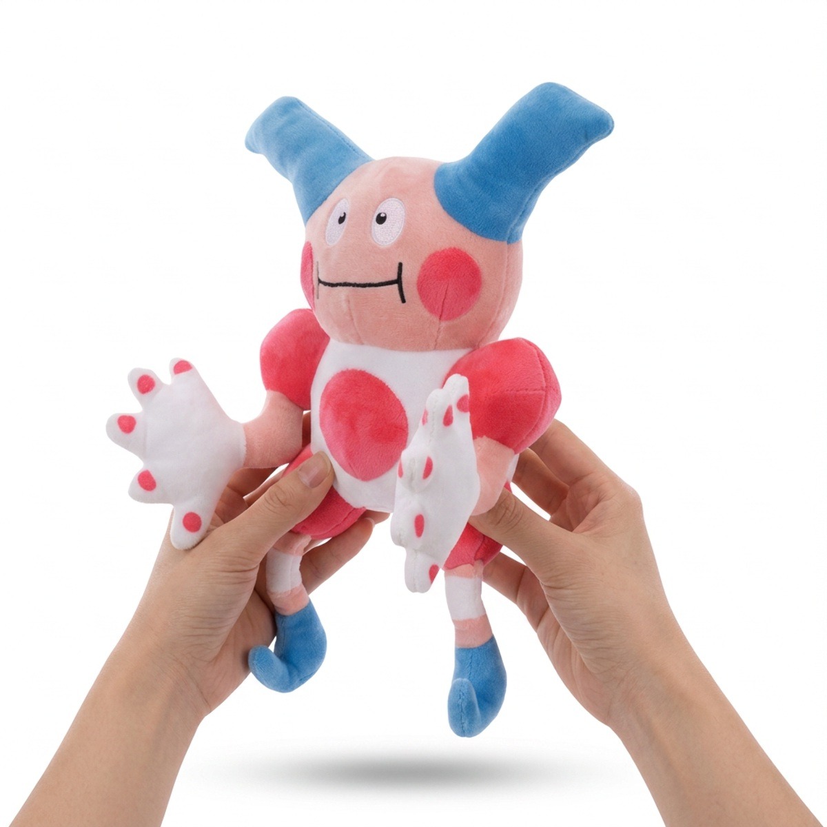 Peluche M. Mime tenue dans les mains