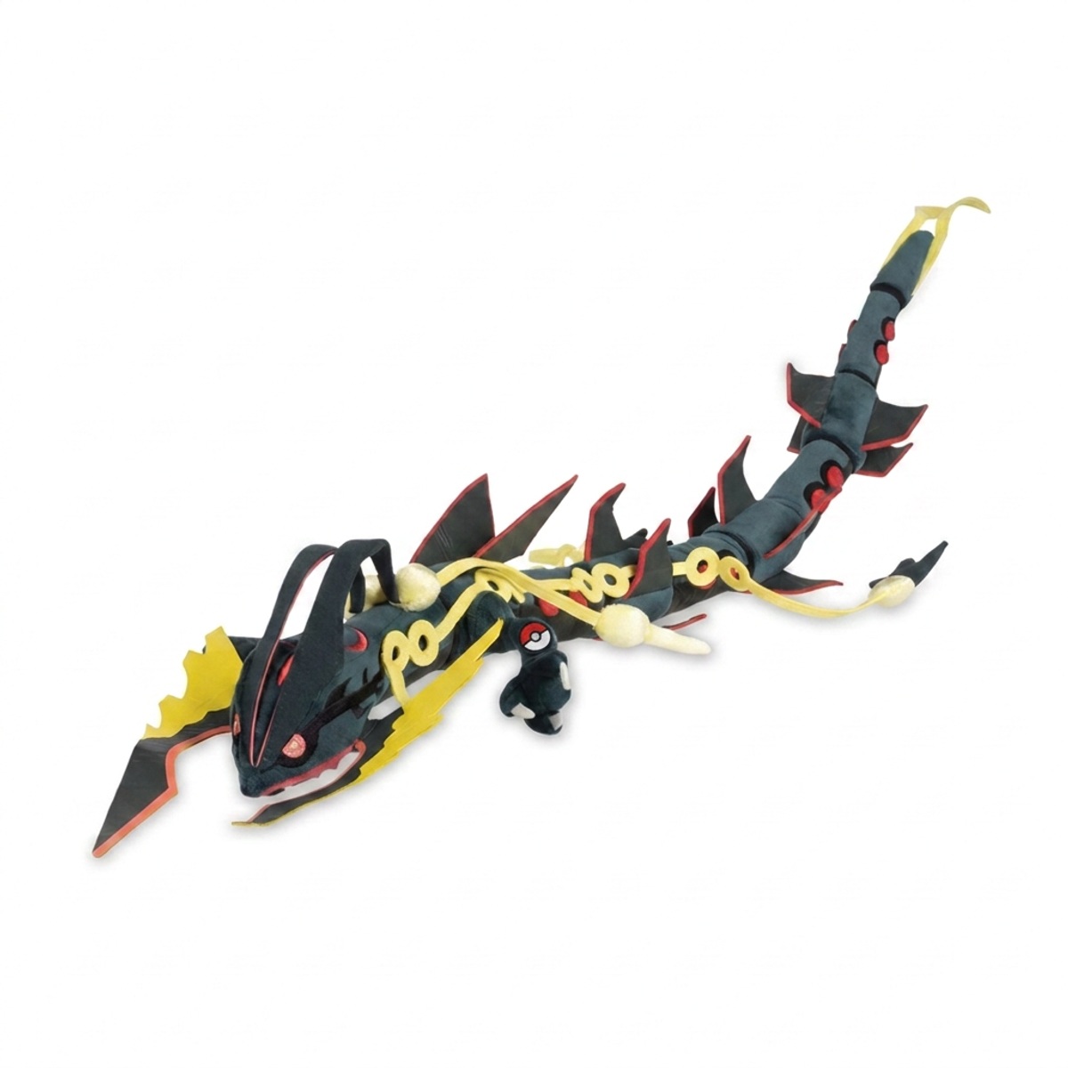 Peluche Méga Rayquaza Shiny avec badge prouvant l'authenticité du produit.
