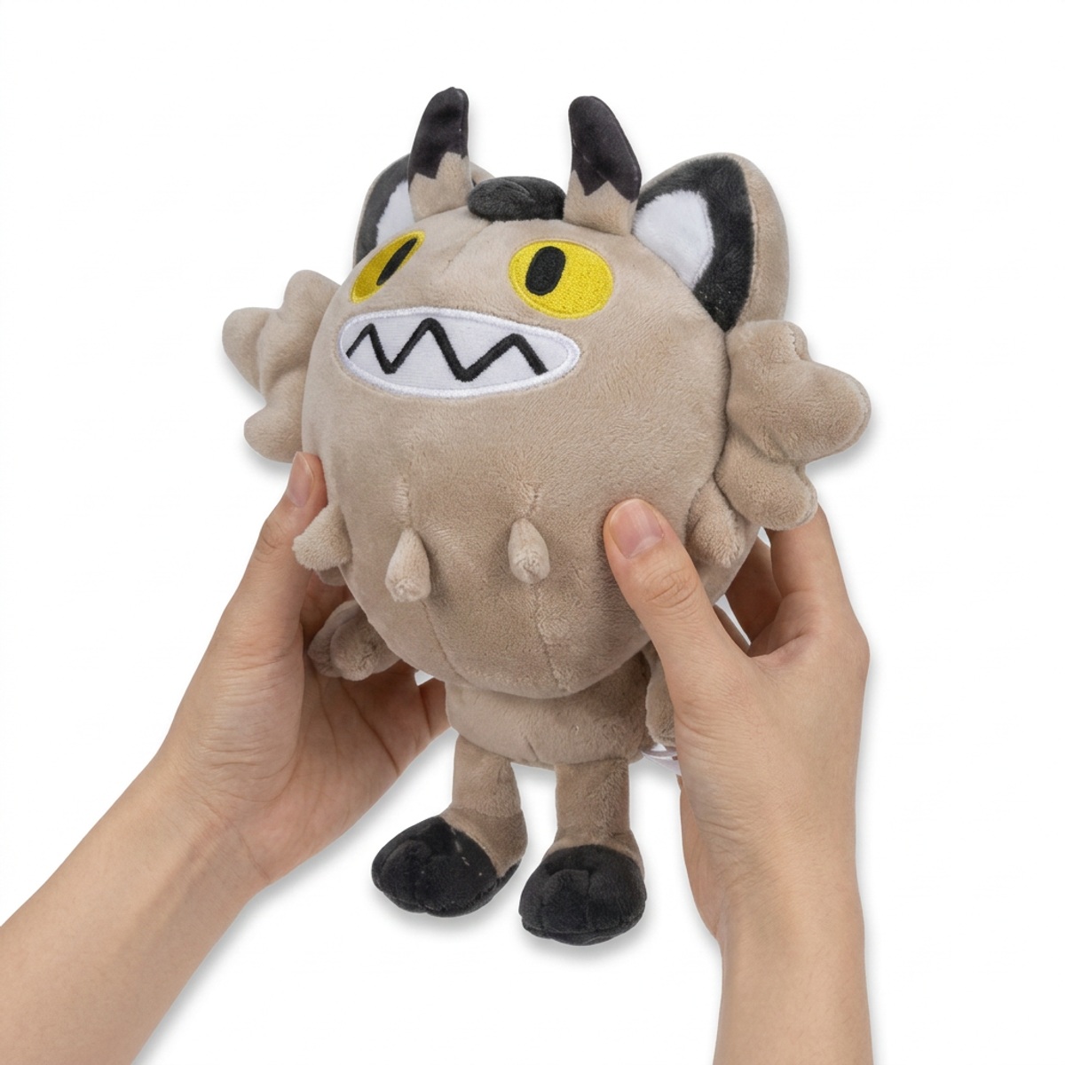 Peluche Miaouss de Galar tenue dans les mains