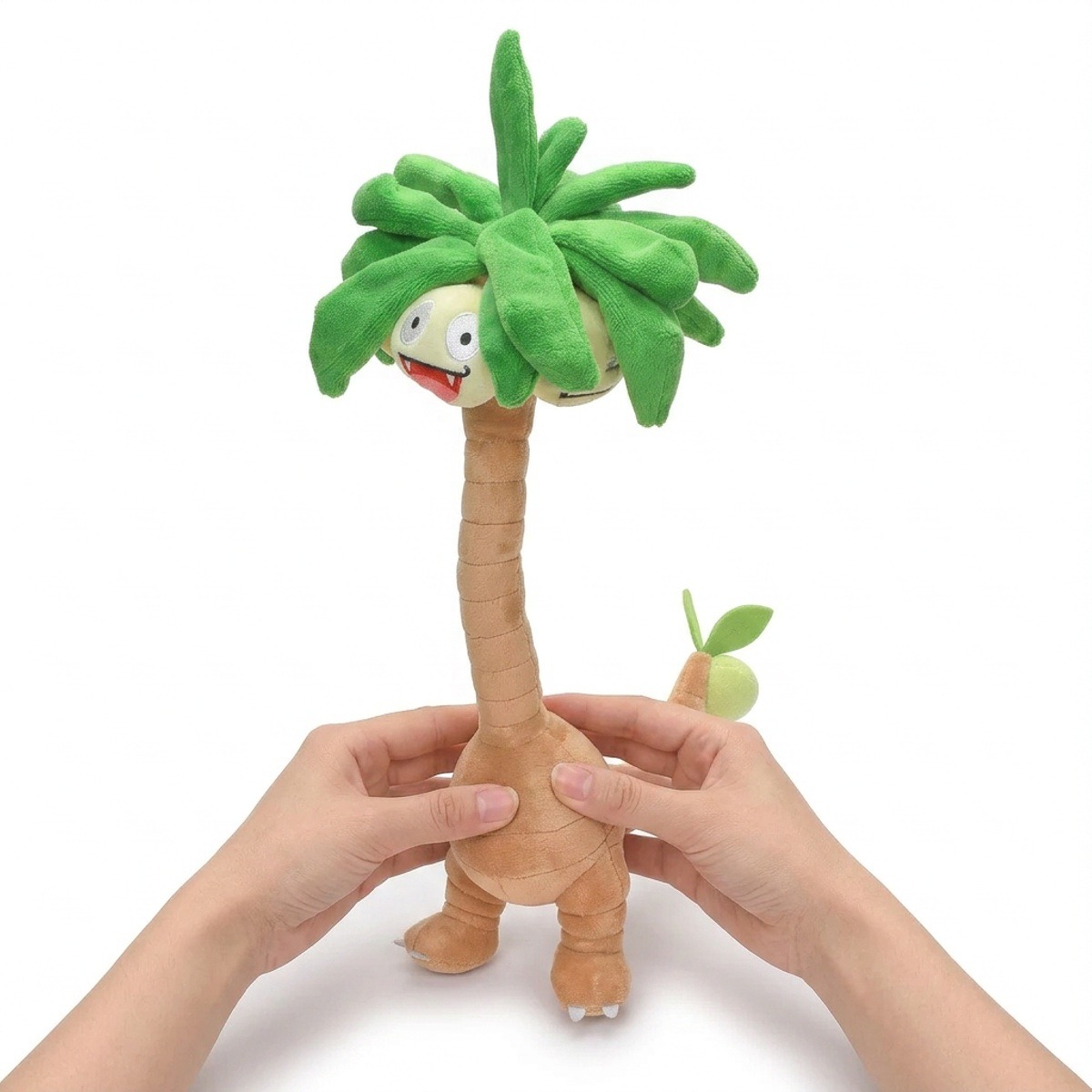 Peluche Noadkoko d'Alola tenue dans les mains