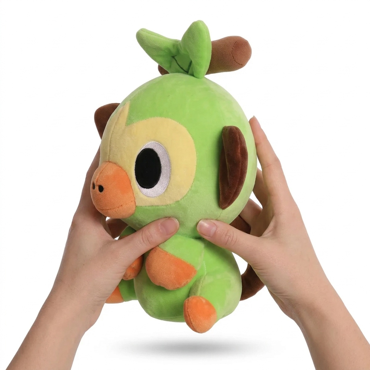 Peluche Ouistempo tenue dans les mains