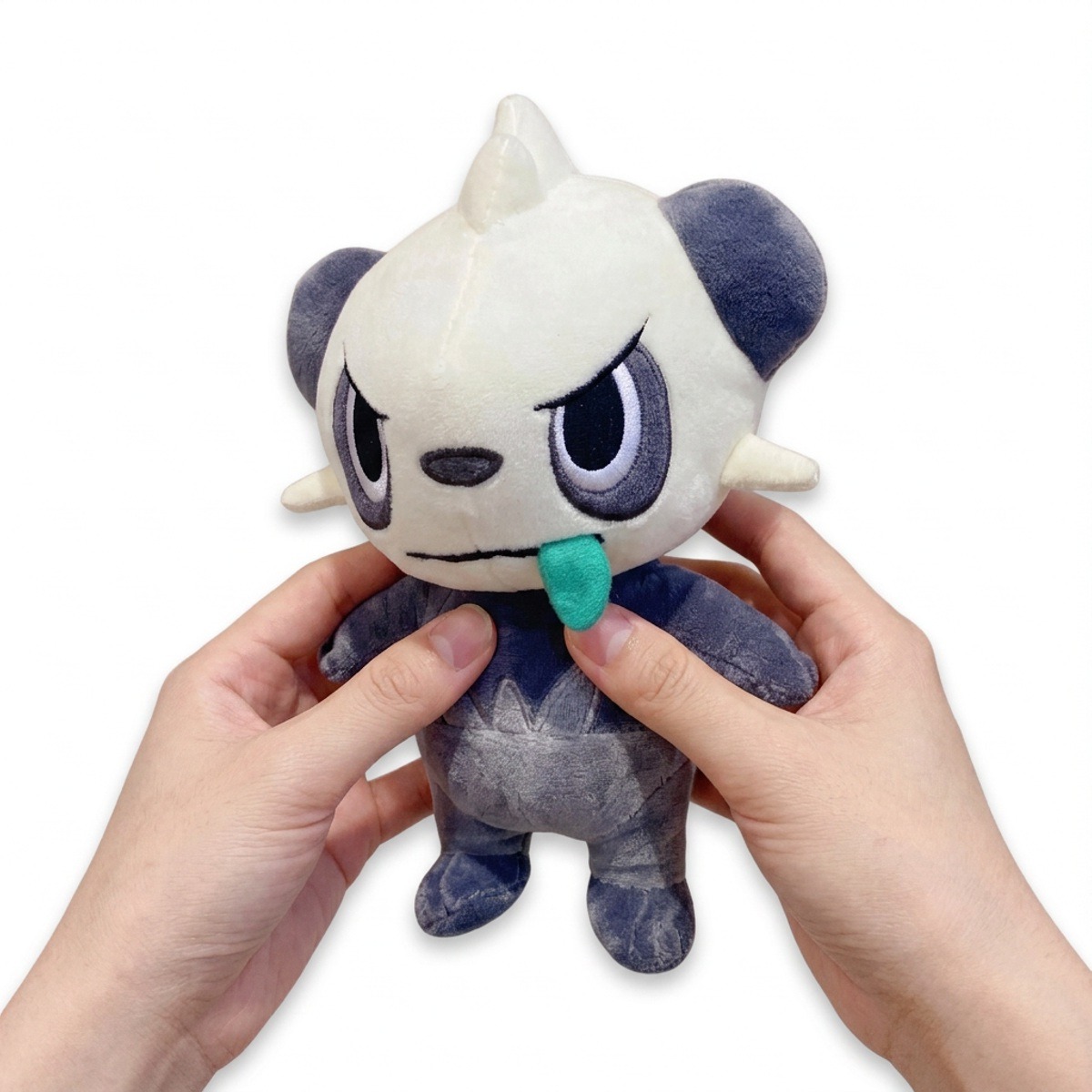 Peluche Pandespiègle tenue dans les mains