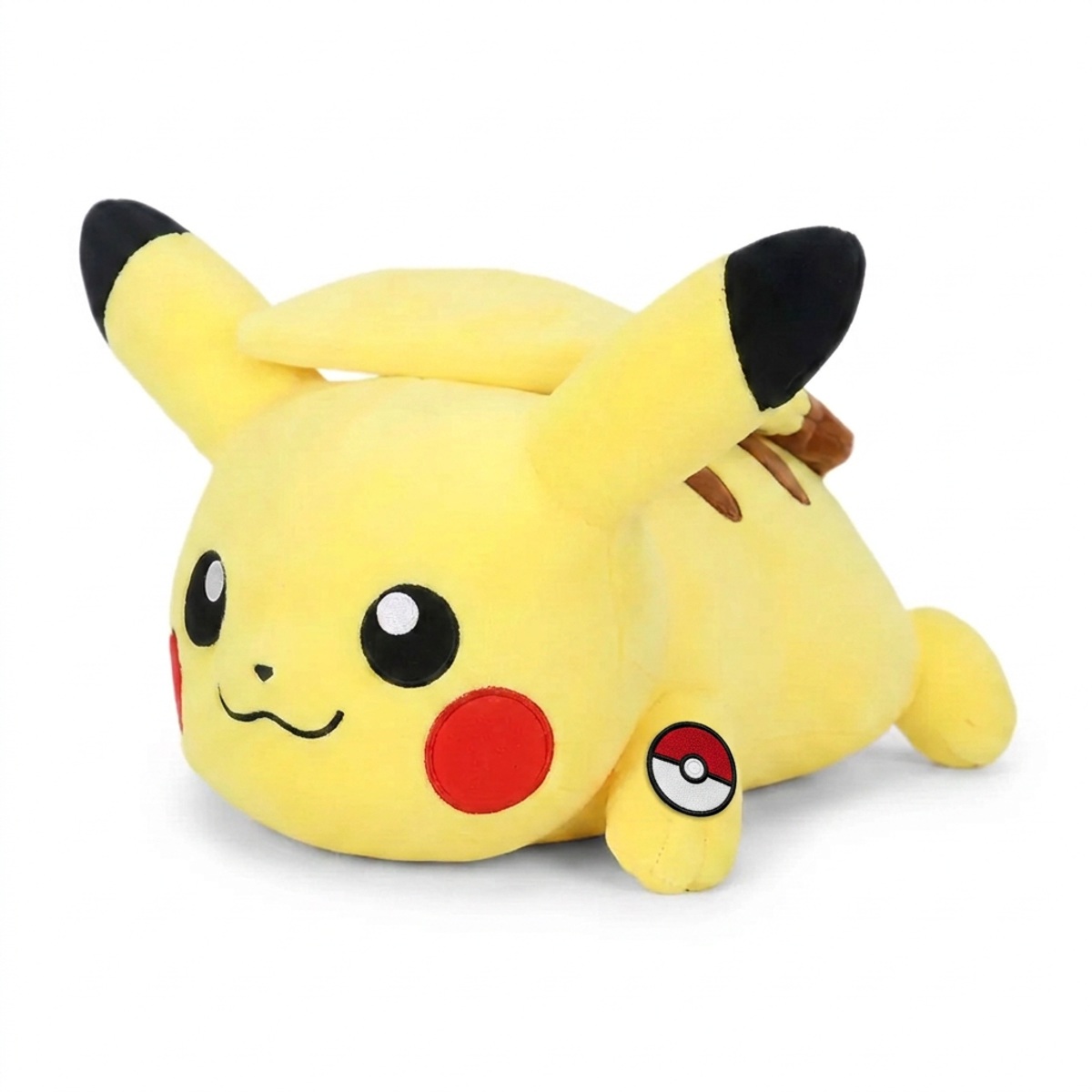 Peluche Pikachu avec badge prouvant l'authenticité du produit.