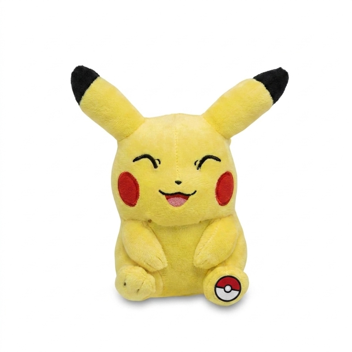 Peluche Pikachu avec badge prouvant l'authenticité du produit.