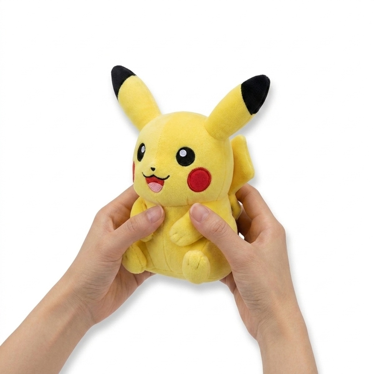 Peluche Pikachu Joyeux tenue dans les mains