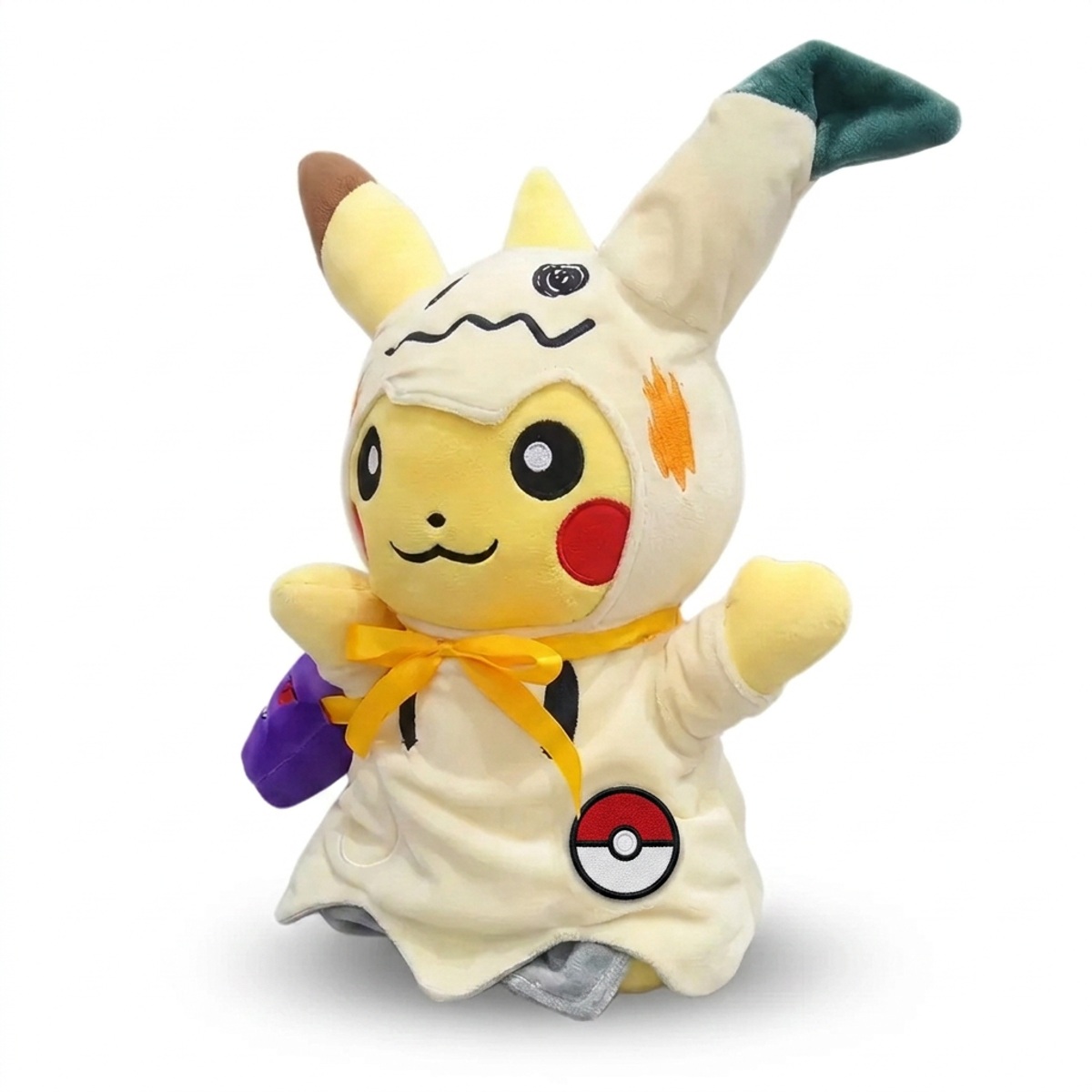 Peluche Pikachu avec badge prouvant l'authenticité du produit.