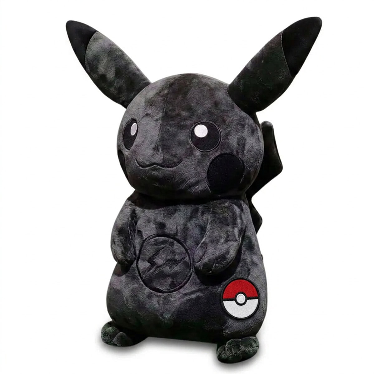 Peluche Pikachu avec badge prouvant l'authenticité du produit.