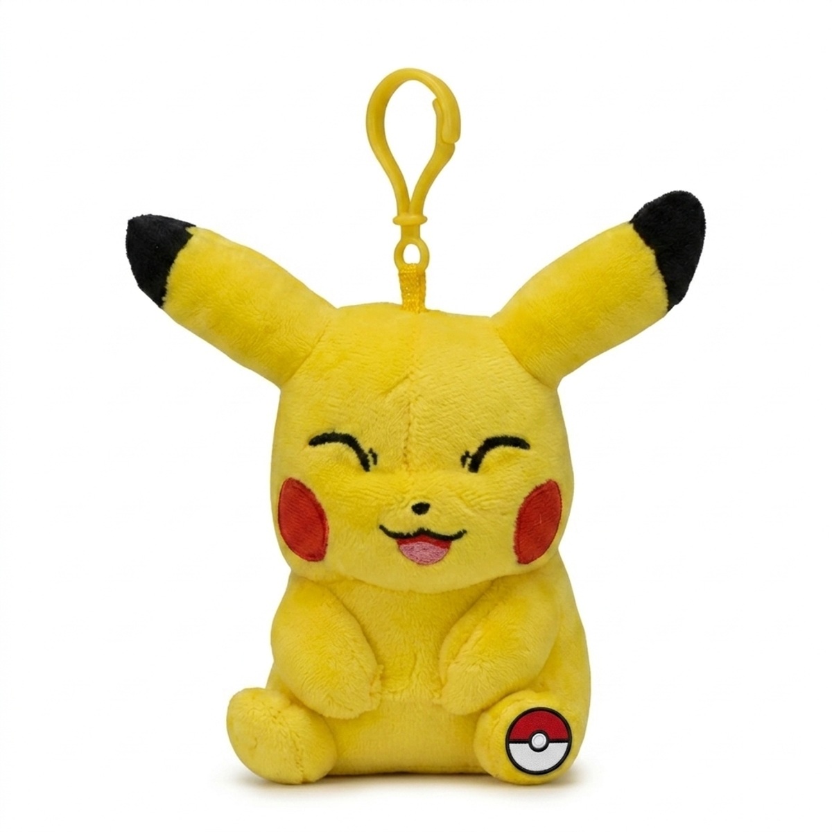 Peluche Pikachu avec badge prouvant l'authenticité du produit.