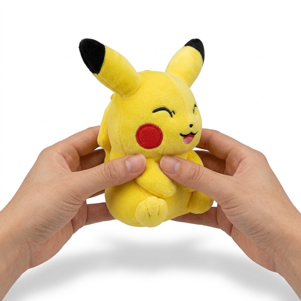 Peluche Pikachu Porte-clé tenue dans les mains