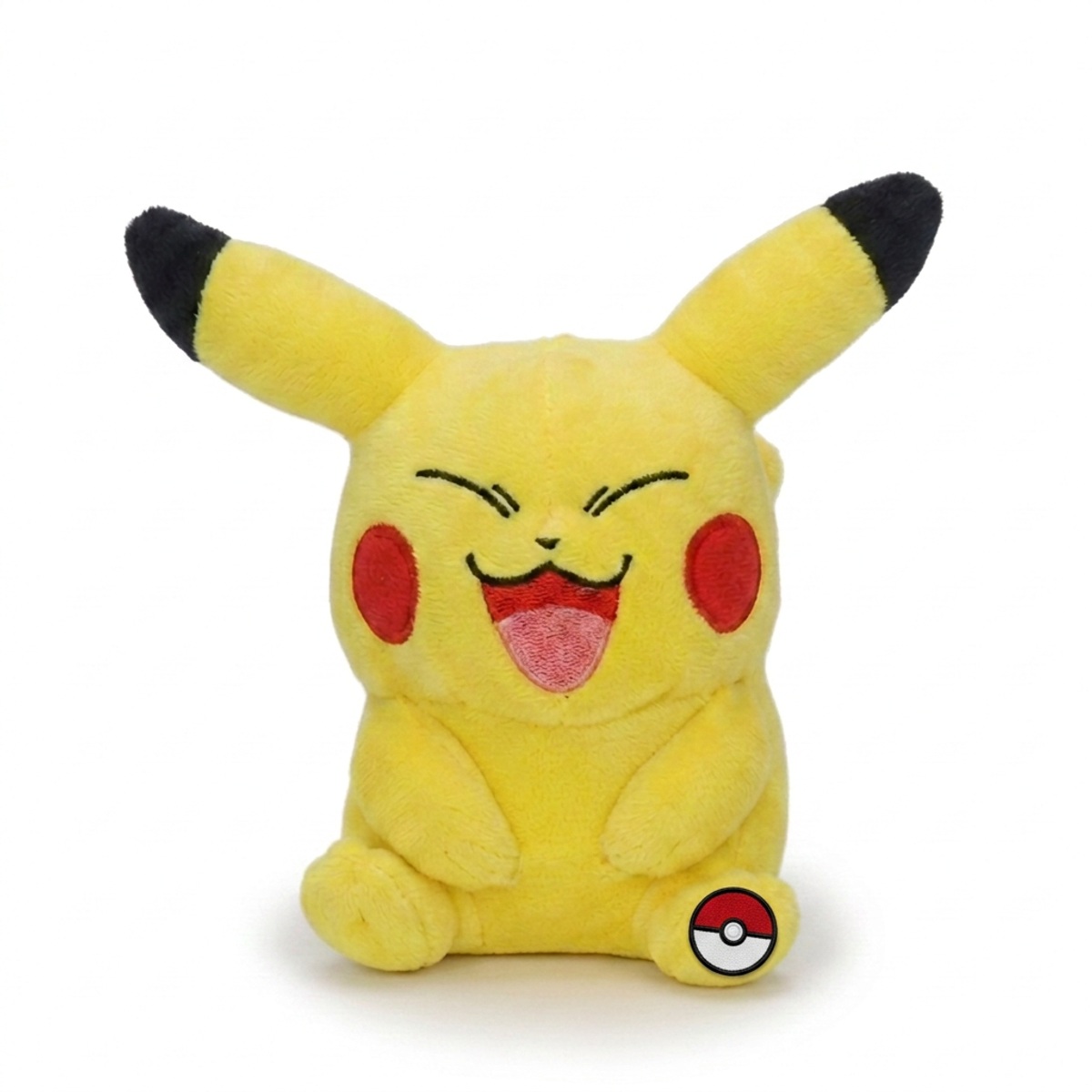 Peluche Pikachu avec badge prouvant l'authenticité du produit.