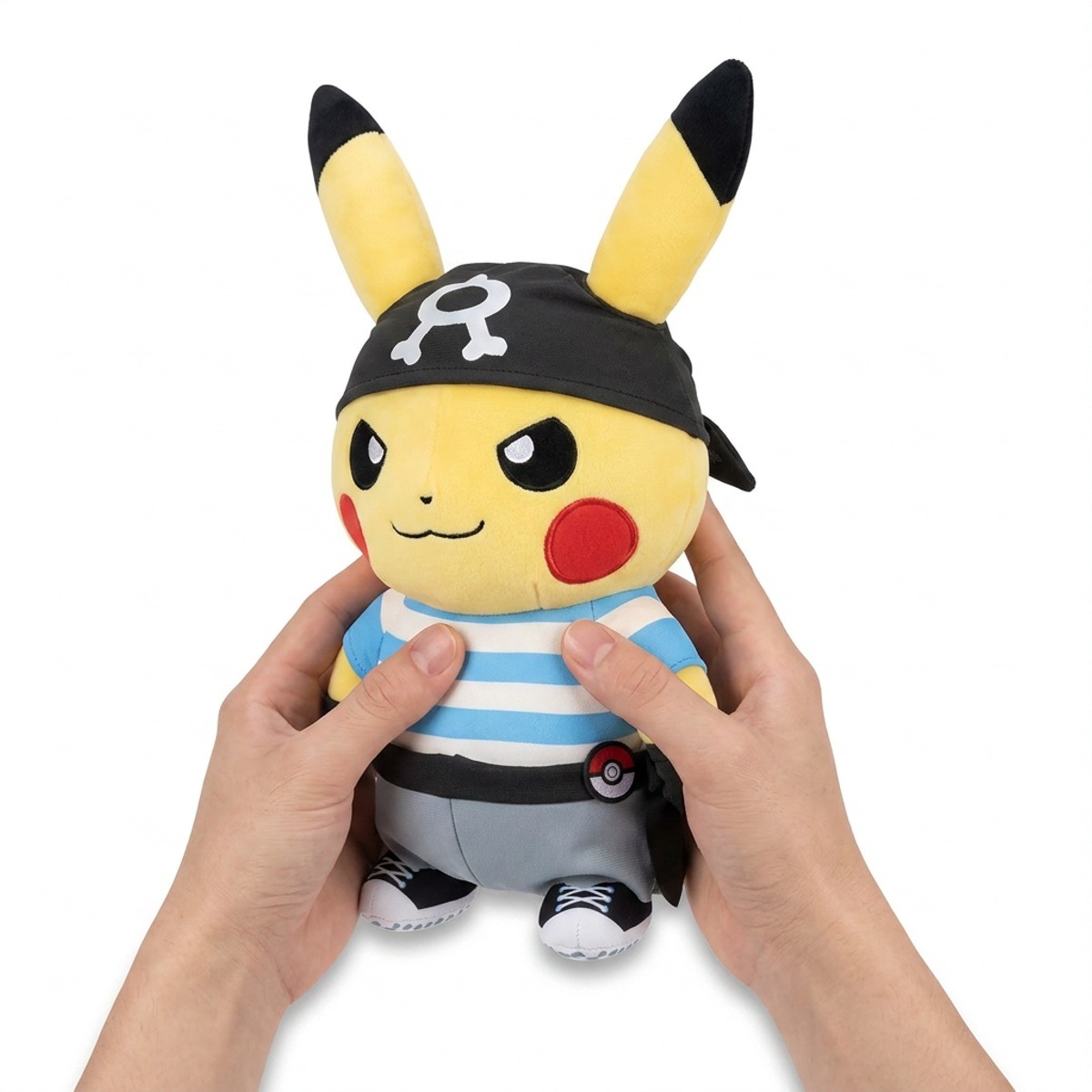 Peluche Pikachu Team Aqua tenue dans les mains