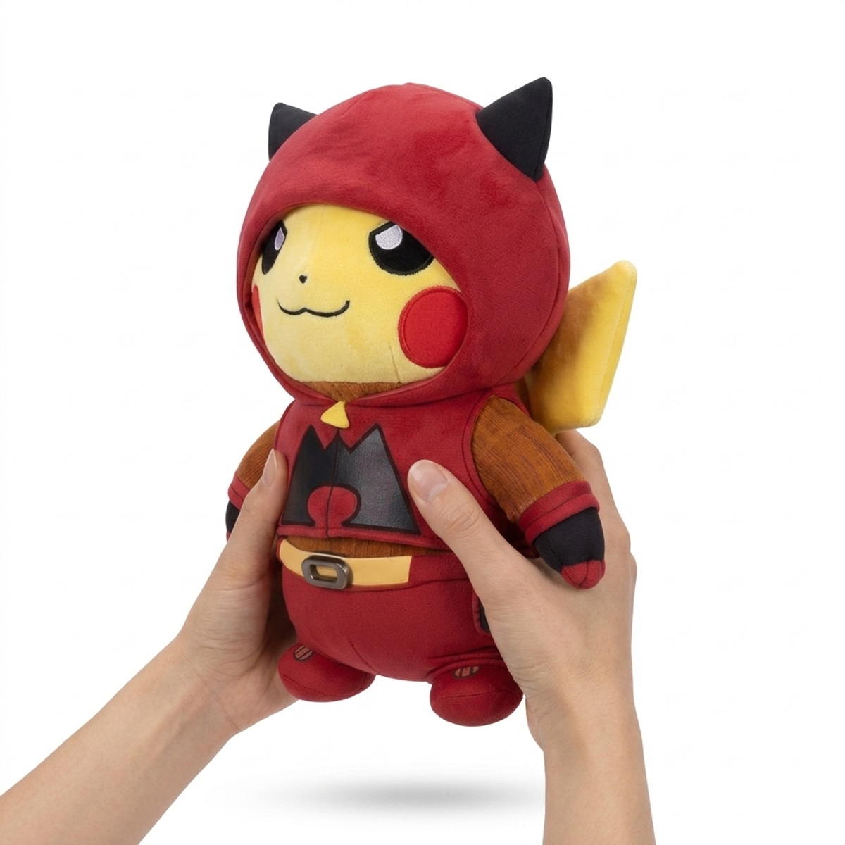 Peluche Pikachu Team Magma tenue dans les mains