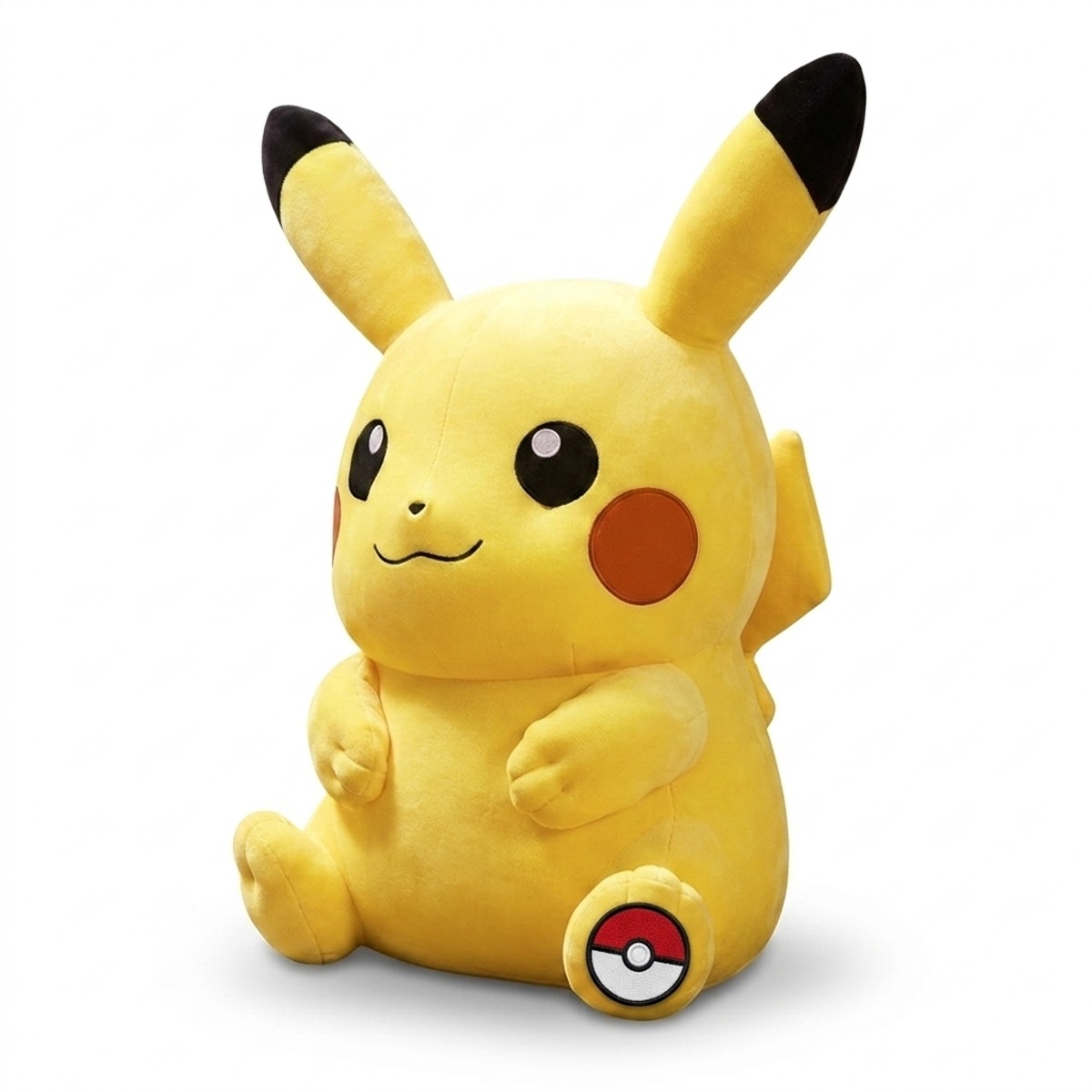 Peluche Pikachu XXL avec badge prouvant l'authenticité du produit.
