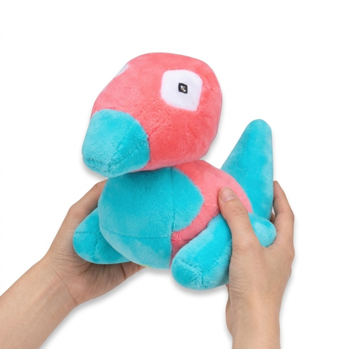 Peluche Porygon tenue dans les mains