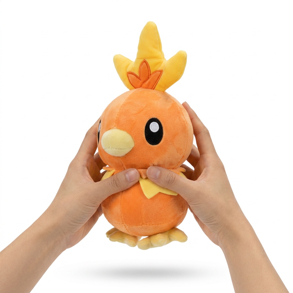 Peluche Poussifeu tenue dans les mains
