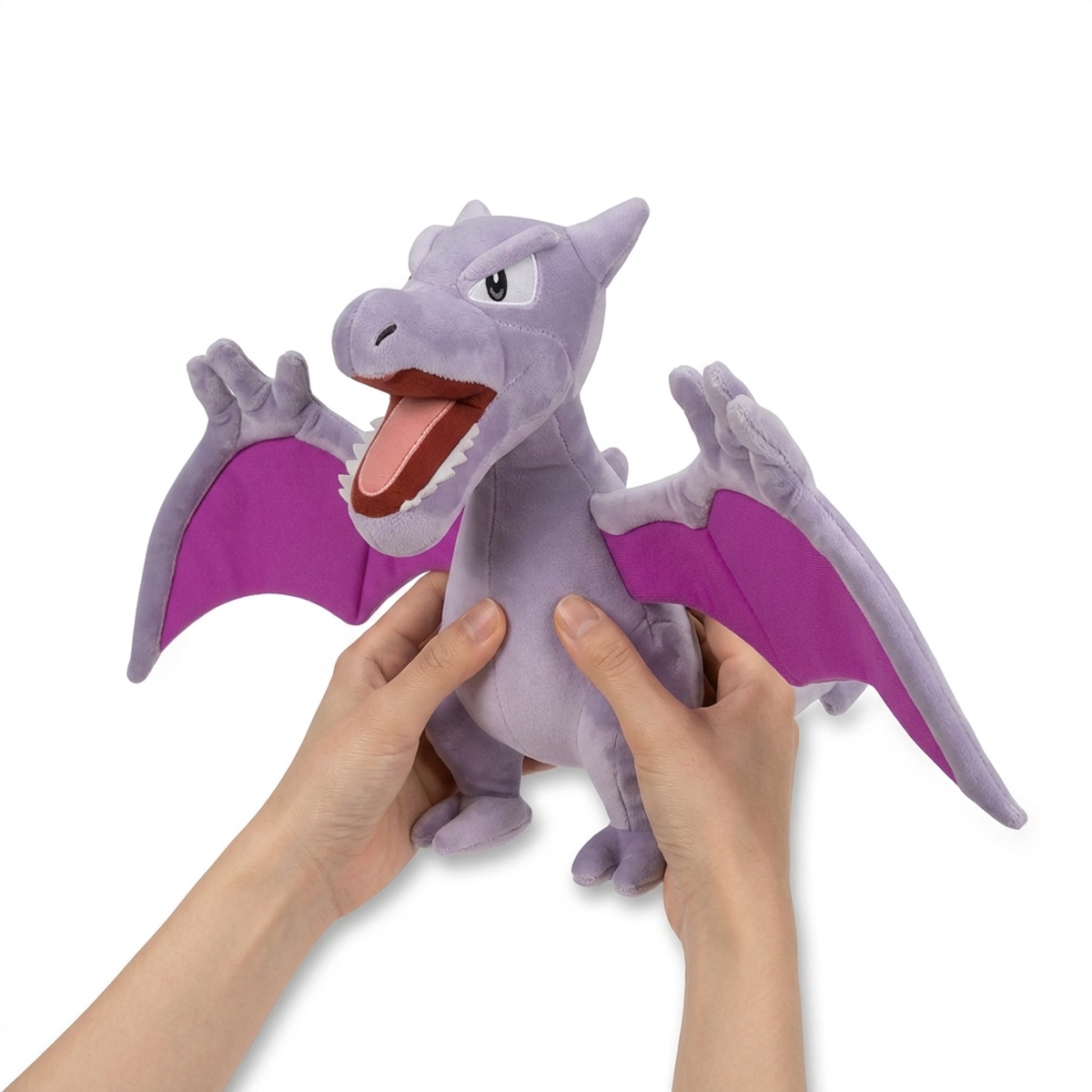 Peluche Ptéra tenue dans les mains