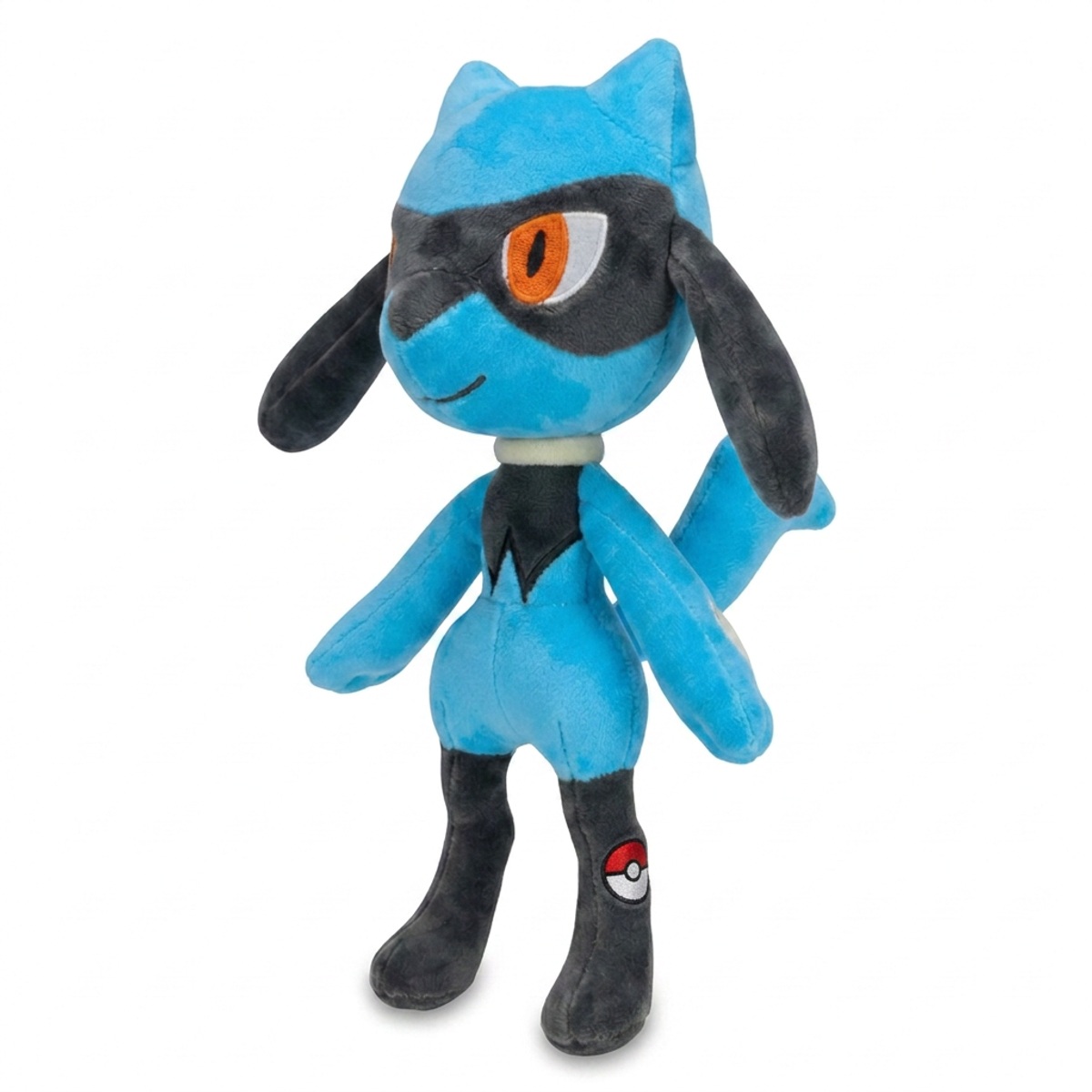 Peluche Riolu avec badge prouvant l'authenticité du produit.