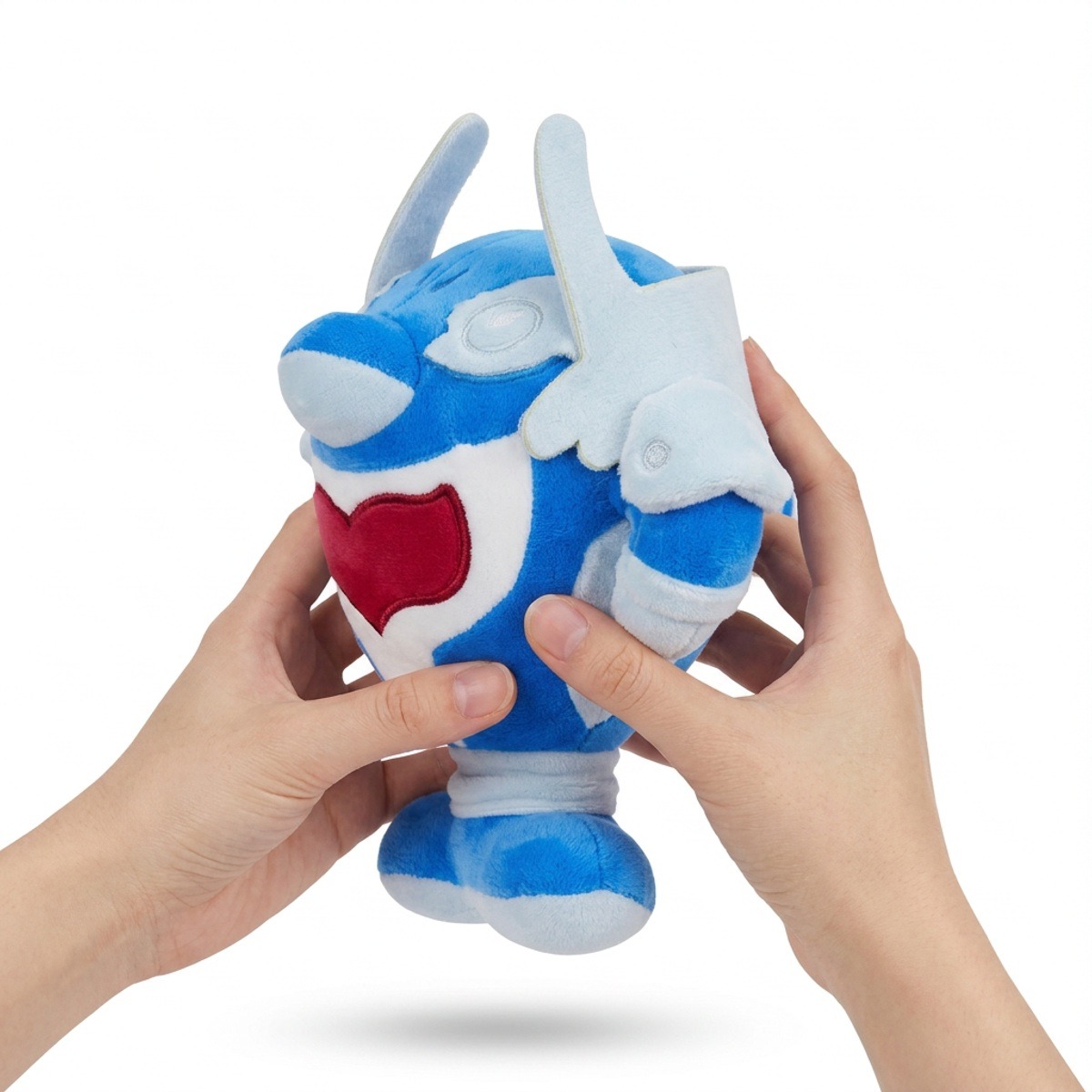 Peluche Superdofin tenue dans les mains