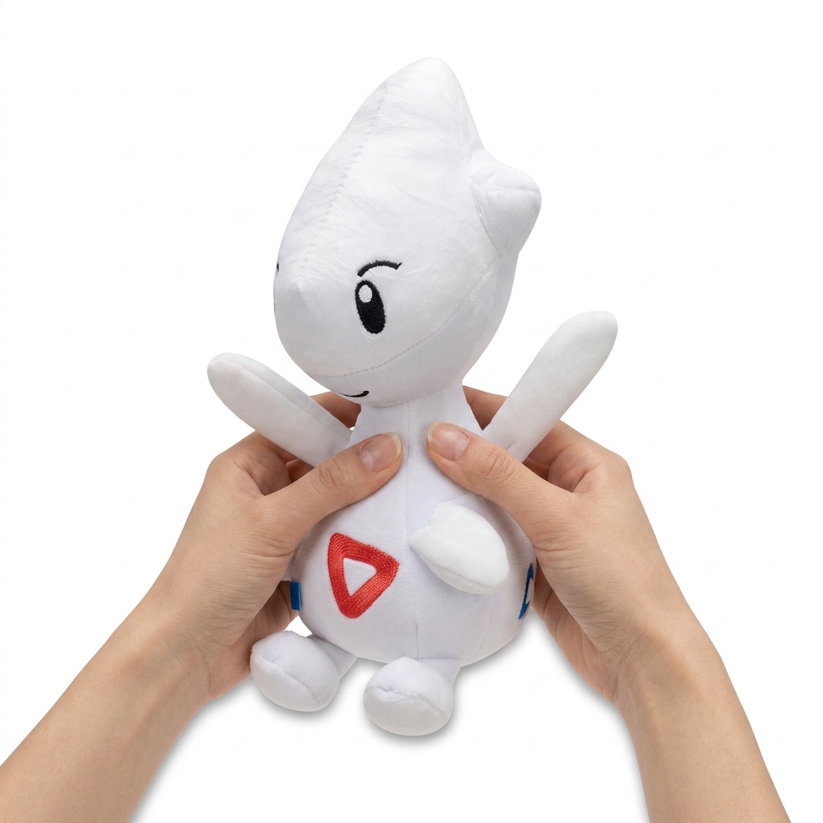 Peluche Togetic tenue dans les mains